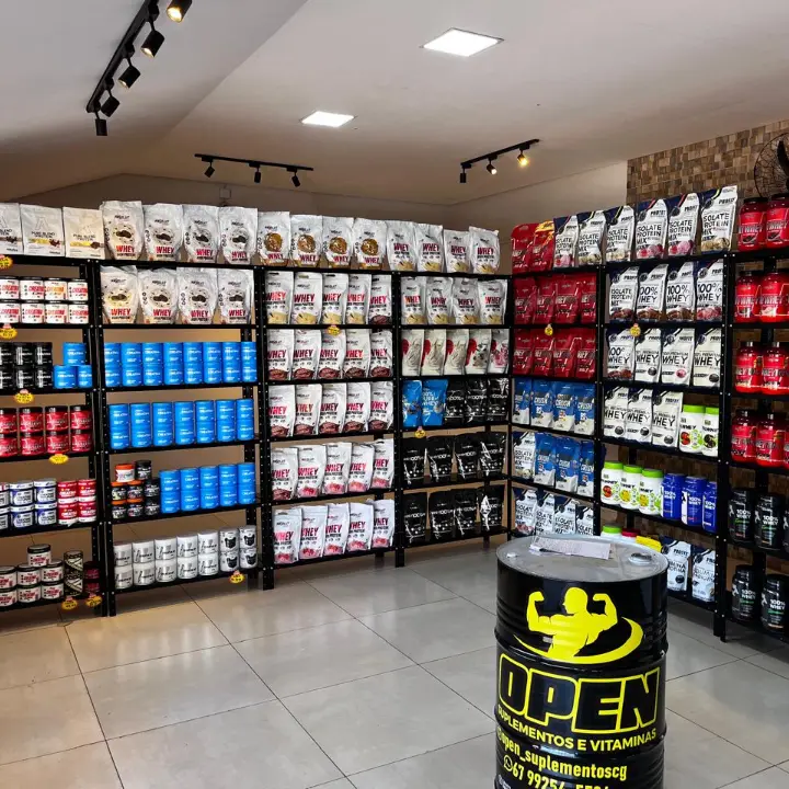 Interior da loja com prateleiras de whey, creatina e vitaminas